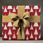 Modern Red Julgran Snyggt Festive Helgdag Presentpapper<br><div class="desc">Modern Red Julgran Snyggt Festive Helgdag Gift Wrap Wrapping Papper har en enkel modern geometrisk Julgran på röd bakgrund. Perfekt för helgdag presentomslag. Skapat av Evco Studio www.zazzle.com/store/evcostudio</div>