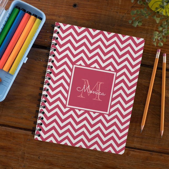 Modern Red Magenta Chevron Mönster Monogram Anteckningsbok (Skapare uppladdad)