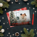 Modern Red Merry & Bright Snyggt, julfoto Julkort<br><div class="desc">En mycket unik och elegant snyggt, minimalistisk och modern manusrekord. Vilket har ett familjefoto med minimalistiskt anpassade fullt. Med vit informell nykterigrafi av glad helg. Och under den familjen namn och år som kan ändras genom att klicka på personligen. Och längst bak på kortet har vi minsta abstrakt i snyggt...</div>