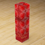 Modern Red Snowflake Mönster Presentask För Vinflaska<br><div class="desc">Snyggt och festive Red helgdag-presentlåda. Helgdag är ett unikt och unikt mönster. Anpassa genom att klicka på "Anpassa den här mallen".</div>