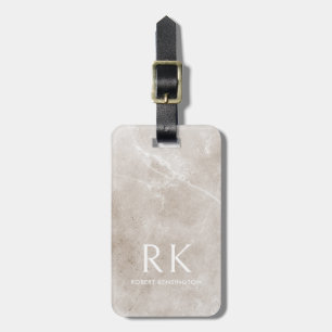 Modern resning i bakgrunden till monogram Traverti Bagagebricka