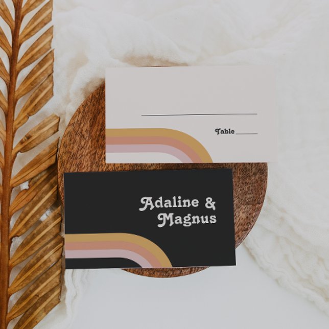 Modern Retro 70:s regnbåge | Mörk Flat Bröllop Placeringskort (Skapare uppladdad)