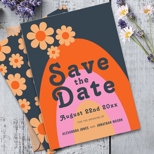 Modern Retro 70-talets Daisy Bröllop Spara Datumet (Modern retro daisy arch wedding save the date with groovy 70s vintage typography )