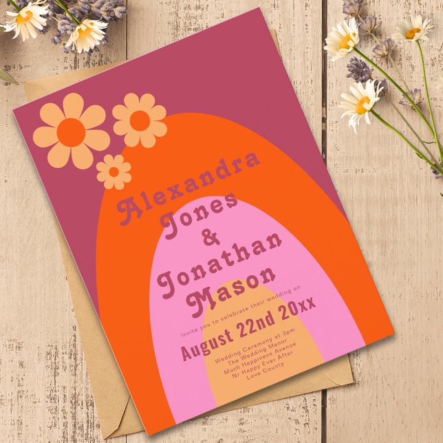 Modern Retro 70-tals Groovy Bröllop Inbjudan Vykort (Modern retro daisy arch groovy typography orange pink budget wedding invitation postcard)