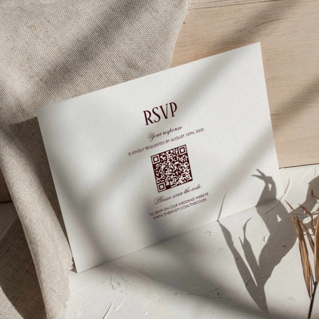 Modern Retro Burgundy Wedding QR Code RSVP Tilläggskort (modern retro burgundy qr code wedding response card, deep maroon classy wedding rsvp card )