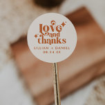Modern Retro Cream och Orange Bröllop Tack Runt Klistermärke<br><div class="desc">Det här moderna Retro Cream och Bröllop Tack Classic Round Sticker i Orange är ett underbart sätt att göra din stora dag lite mer personlig. Färg-paletten med orange och grädde ge är en modern extra-vintage-reflektion. Säg tack med Kärlek och tack.</div>