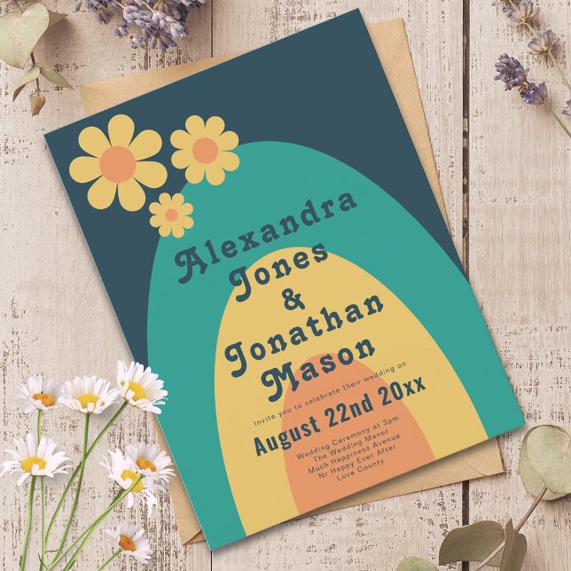 Modern Retro Daisy Arch Bröllop Inbjudan Vykort (Retro daisy arch 70s vintage wedding invitation groovy typography blue green yellow orange)