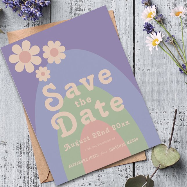 Modern Retro Daisy Båg Bröllop Inbjudan Vykort (Retro daisy arch groovy typography pastel wedding save the date budget postcard invitation )