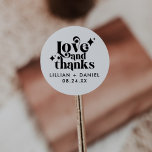 Modern Retro Editable Bröllop Tack Runt Klistermärke<br><div class="desc">Tack till gästerna i stil med det moderna Retro-Kärlek och tack bröllop tack för dina klistermärken. Med en enkel svartvit design kan dessa klistermärken enkelt redigeras för att passa valfri palett i färg. Perfekten för att försegla bröllopssäckar eller slappna av i tackkort är dessa klistermärken ett underbart sätt att uttrycka...</div>