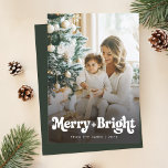 Modern Retro enkel fotojul Julkort<br><div class="desc">Det här Modern Retro Simple Photo jul-Helgdag erbjuder en ren och sofistikerad design med ett fullt-familjefoto och stor "Merry   Bright"-retroskripttypografi. Avslappnaden,  men stil blandar sig utan problem med den naturliga miljön,  och skapar den som en perfekt för familjer som vill ha en tidlös Julhälsningar.</div>