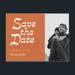 Modern Retro Fall bröllop Spara datumanteckningen Meddelande Vykort<br><div class="desc">En nyare och nyare Spara datuminbjudan med en enkel anpassade fram- och baksida. Utformningen visningar ett sjuttiotalsteckensnitt på en bränd bakgrund av orangen och minimala detaljer för contemporary och coola av modern estetik. Ersätt enkelt fotot på designens framsida och anpassa baksidan med dina egna bröllop-detaljer. Perfekt för återfall i firande,...</div>