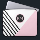Modern Retro Geometric Pop Art och Monogram Laptop Fodral<br><div class="desc">En contemporary popart-geometriskt mönster med ett reflextecken,  mode-laptop sleeve har vinklat svart rand och rosa färg-block med ett framträdande matchande runt ram kring ditt monogram. Anpassa textmallen med ditt monogram. Andra matchande kontorsprodukter och tillbehör till tekniska redskap finns i den här snyggten.</div>