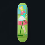 Modern Retro Housefru Skateboard i mitten av århun<br><div class="desc">Den moderna Retro Housefru Skateboard kommer att få dig att bryta ut dina pärlor för att utföra de mest banala uppgifterna. Designen har en grön kalkbakgrund med ett blått fönster. Men pièce de résistance är med säkerhet den klassiska TV-hemmafrun som bär en rosa-täckklänning med en turkos och vita apron- och...</div>