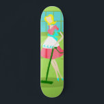 Modern Retro Housefru Skateboard i mitten av århun<br><div class="desc">Den moderna Retro Housefru Skateboard kommer att få dig att bryta ut dina pärlor för att utföra de mest banala uppgifterna. Designen har en grön kalkbakgrund med ett blått fönster. Men pièce de résistance är med säkerhet den klassiska TV-hemmafrun som bär en rosa-täckklänning med en turkos och vita apron- och...</div>