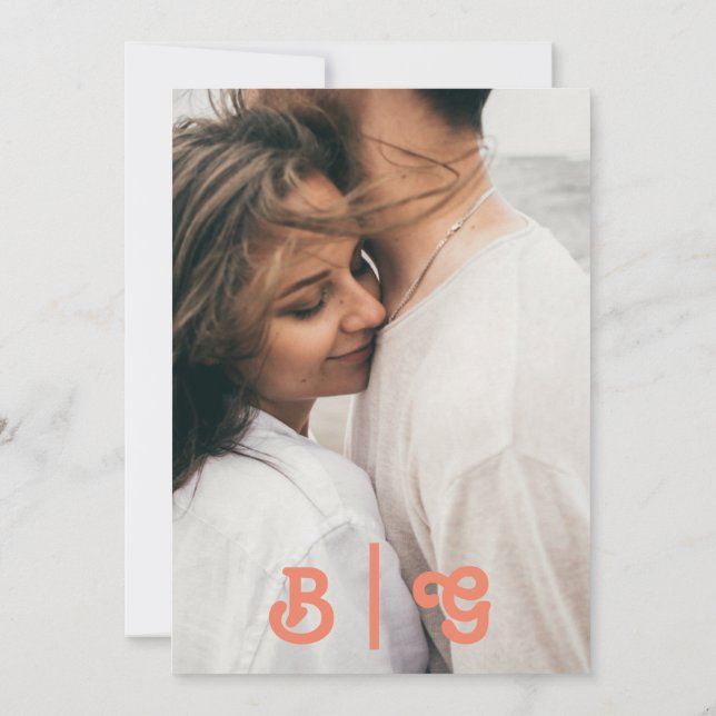 Modern Retro | Korall Casual Foto Monogram Inbjudningar (Baksida)