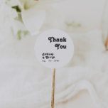 Modern Retro Lettering Tack Wedding Favor Runt Klistermärke<br><div class="desc">Den här moderna reflexen som tackar dig för ett bröllop med en klassisk rund dekal är perfekt för din unika, enkla vintage, bohemiska sommartid bröllop. Snyggten är svart, chicens boho-typsnitt ge den här designens klassiska, minimala groovy hippie-vibes. Du kan lägga till egna bilder eller bilder om du vill anpassa dem....</div>