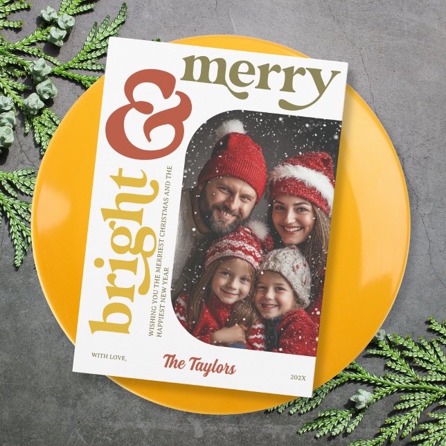 Modern Retro Merry & Bright jul Photo Julkort (modern retro typography with arched family photo christmas card)
