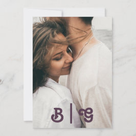 Modern Retro | Mörk Lila Avslappnad Photo Monogram Inbjudningar