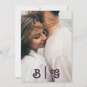 Modern Retro Mörk Lila Avslappnad Photo Monogram Inbjudningar