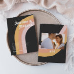 Modern Retro Rainbow Monogram Photo Mörk Bröllop Inbjudningar<br><div class="desc">Denna moderna inbjudan till fotobröllop med retro-monogram är perfekt för din enkla vintage orange, ro guld och rosa mörk. Designad med inslag av ett klassiskt, färglöst bho arch och groovy minimalistiskt rand. Utformningen har en unik tropisk strand i abstrakt, underbar för vår, sommar eller fall bröllop. Produkten är anpassade, eftersom...</div>