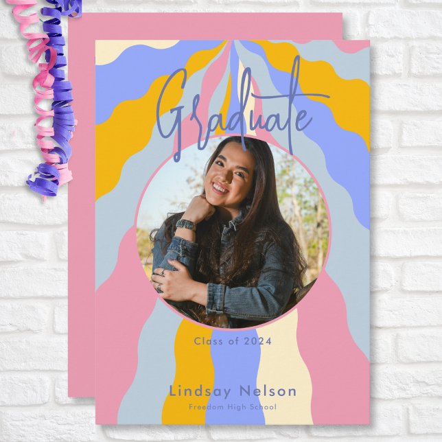 Modern Retro Rosa Lila Vågar Photo Studenten Inbjudningar (Modern Retro Pink Purple Waves Photo Graduation Invitation)