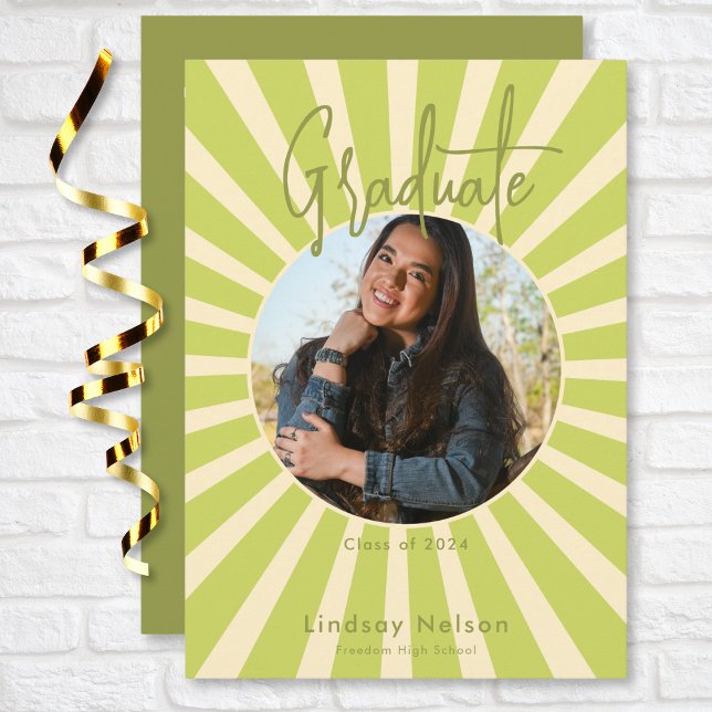 Modern Retro Sage Grönt Sunburst Photo Studenten Inbjudningar (Modern Retro Sage Green Sunburst Photo Graduation Invitation)