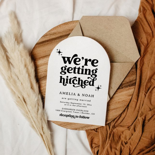 Modern Retro Vi håller på att få Hitched bröllopsi Inbjudningar (Skapare uppladdad)