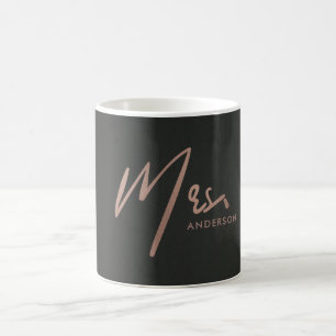 MODERN RO GULD BLACK TYPOGRAFI MRS SISTA NAMN KAFFEMUGG