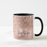 Modern Ro Guld Glitter-konfetti Monogrammed Mugg<br><div class="desc">Modern, gigantisk konfessioner mellan ro och guld och ro och mugg med monogrammet. Denna feminininkonstruktion har gnistra i rosa ros glitter konetti ram på folie i Faux rosa guld. Du kan personlig med ditt initiala monogram och namn i ett stil-teckensnittsskript med söt hand. Perfekt kvinnlig gåva. Kontakta mig om du...</div>