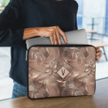 Modern Ro Guld Laptop sleeve<br><div class="desc">Den moderna Ro Guld laptop sleeve kombinerar elegant design med personligens elegans. Med ett modernt bakgrundsklipp i ro guld med rhombus-utrymme för personanpassning, accentueras fodral med lyxen och utrymme för ditt monogram, vilket skapar det unikt för dig. Konstruerad med hållbara material som ger utmärkt skydd samtidigt som den slimmade profilen...</div>