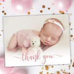 Modern Ro Guld-skript Baby Photo Tack<br><div class="desc">Simple Modern Elegant Calligraphy Rosa ros Guld Script Photo Newborn Baby Tack Birth Notification Card. Innehåller en vacker "tack"-text i ett handskrivet calligraphy swash svan font script i FAUX rosa ros guld-folie. Förskapat personligt meddelande på baksidan. Underbar för flicka eller pojke. Enkel att anpassa med ditt baby-foto och din information....</div>