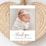 Modern Ro Guld-skript - enkel Baby-foto Tack Kort<br><div class="desc">Modern Elegant Modern Calligraphy Ro Script Newborn Photo Flicka - tackkort. Har en vacker "tack"-text i ett handskrivet kursivt skript för kalligrafi-byten i svan i faux-folie för ro guld (eller folie för  rosa). På motsatt sida finns ett personligt meddelande. Enkel att anpassa med ditt baby-foto och din information.</div>