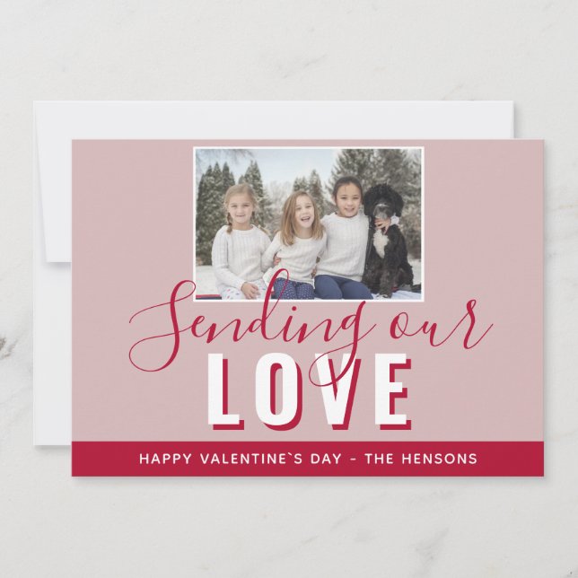 Modern röd Alla hjärtans dags skript Familjefoto Julkort (Framsida)