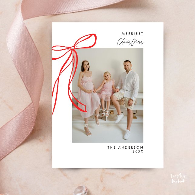 Modern röd bow familjefoto julhälsning vykort (Modern Red Bow Family Photo Christmas Joyful Bright Minimalist Greeting Postcard)