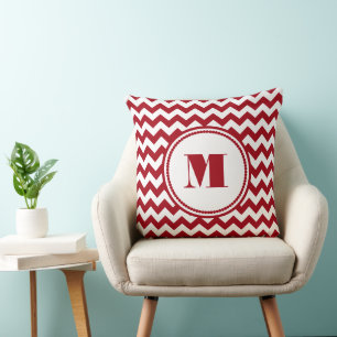Modern röd chevronmonogram kudde