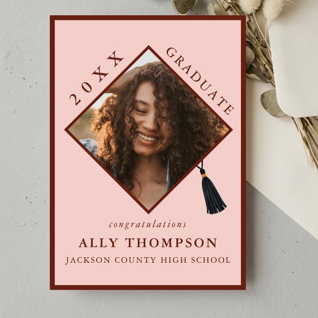 Modern röd examensmössa fotoannons inbjudningar (Modern Red Graduation Cap Photo Announcement)