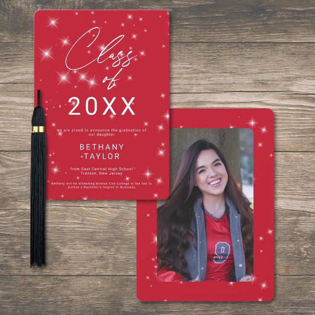 Modern röd och vit glänsande examen meddelande (Modern Red & White Sparkle Graduation Announcement)