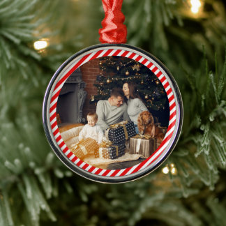 Modern röd och vit strimlad julgransprydnad metall