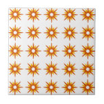 Modern röd-Orange-Starburst Mönster i mitten av år Kakelplatta<br><div class="desc">Modern design i mitten av århundradet som ger vintage mönster av stjärnsprängningar i rött orange på vit bakgrund. Enkel, ren modern design. Skapa din egen anpassningsbar mönster genom att ladda upp en ny bild eller använda meddelandeknappen för att kontakta designern för hjälp. Så här skapar du din egen mönstrade design:...</div>