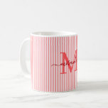 Modern röd rand Mönster namn Kaffemugg<br><div class="desc">Börja din morgon med stil med denna personliga rödrandiga kaffekopp, designad för att ge tidlös charm till varje klunk. Med en mjuk röd och vit randig bakgrund är denna eleganta kopp anpassad med din monograminitial och fullständiga namn i ett graciöst skrivstil - skapar en feminin, förfinad look som känns både...</div>