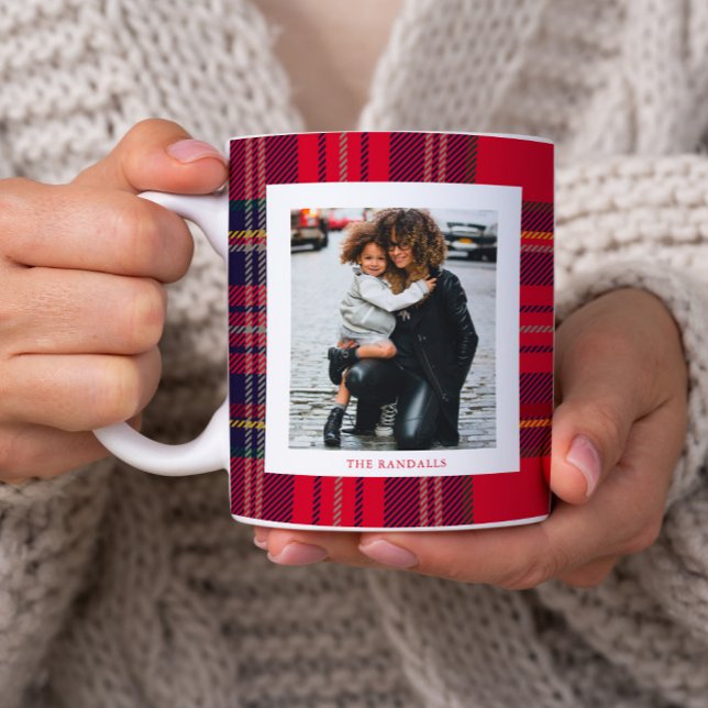 Modern röd rutig rustik monogram fotofir jul kaffemugg (Rustic red plaid monogram photo christmas mug.)