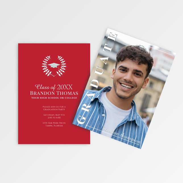 Modern röd vertikal namn examens fotokort inbjudningar (Red graduation photo announcement with laurel emblem and customizable party details.)