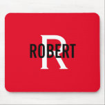 Modern röd vit monogram manar namn-musmatta musmatta<br><div class="desc">Modern design med röd bakgrund,  ett modernt vitt monogram med svart namn. Anpassa med ditt namn och inledande.</div>