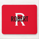 Modern röd vit monogram manar namn-musmatta musmatta<br><div class="desc">Modern design med röd bakgrund,  ett modernt vitt monogram med svart namn. Anpassa med ditt namn och inledande.</div>