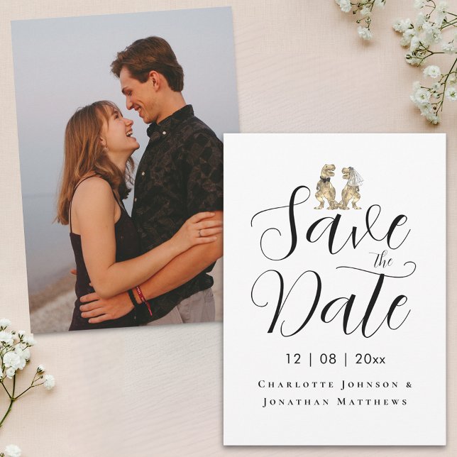 Modern Rolig Dinosaurie-tema Bröllop Spara Datumet (Modern photo dinosaur theme wedding save the date invitation Elegant script T-Rex dino bride & groom)