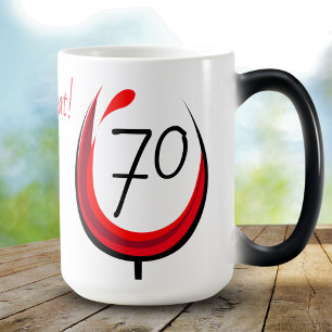 Modern rolig vinglas 70 Så vad 70-årsdag Magisk Mugg