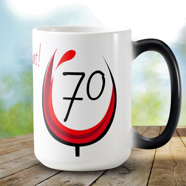 Modern rolig vinglas 70 Så vad 70-årsdag Magisk Mugg (Skapare uppladdad)