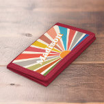 Modern Roligt för anpassat namn - Vintage för åter<br><div class="desc">Vi presenterar den anpassade namnplånboken med en Modern Retro Roligt Vintage Rainbow Sol Burst Illustration. Den här plånboken är en unik och personlig biet som har en sjudande och färglös solsprängningsdesign, som påminner om 60- och 70-talets retro. Oljesolnedgången med regnbåge i färgaden på den här plånboken är öga-fångande och glad,...</div>