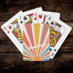 Modern Roligt för anpassat namn - Vintage för åter Casinokort<br><div class="desc">Det anpassade namnet modern vintage för radiobolkning i roligten är ett unikt och snyggt tillägg till alla kortspel. De här spelkorten har en vibrerande och lekfull regnbågssolnedgång som påminner om 70-talets epok, samtidigt som de även omfattar modern design inslag. Med den anpassade namnfunktionen kan du anpassa dina spelkort med en...</div>