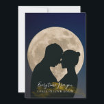 Modern Romantic Måne par Silhouette  Spara Datumet<br><div class="desc">Den här designen är perfekt för romantiken i hjärtat. Med en silhuett av ett par i kärlek mot bakgrund av ett fullt måne med den tillagda förklaringen från kärlek (känn dig fri att lägga till en egen genom att klicka på anpassningsalternativet). Ett stänk av faux guld damm sprinklade över kortet...</div>